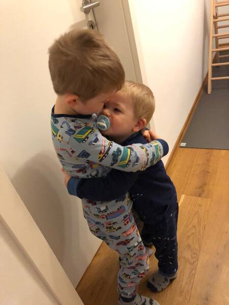 Brüder umarmen sich