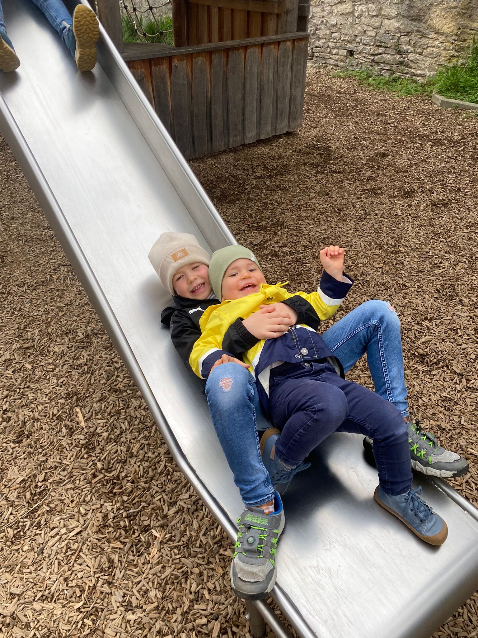 Brüder auf Rutsche
